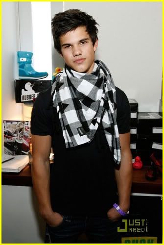 taylorlscarf.jpg taylor lautner wearing a scarf image by mrsjoebro