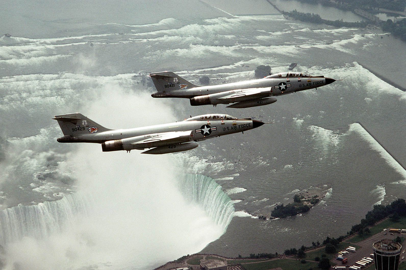 F-101Bs_New_York_ANG_over_Niagara_F.jpg