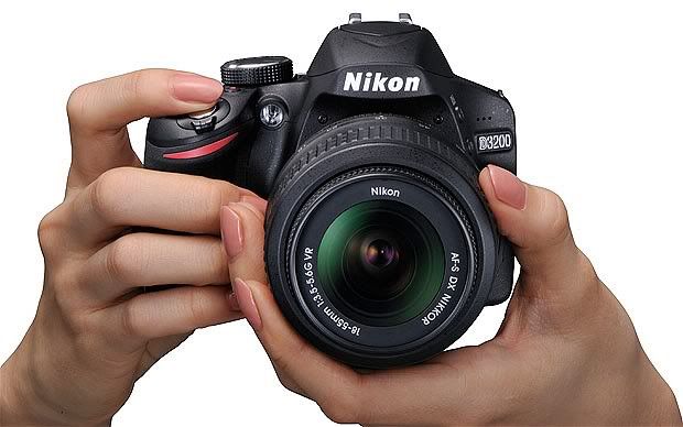 Nikon-hands_2242601b.jpg