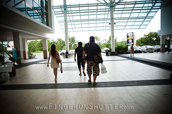 http://i575.photobucket.com/albums/ss200/shutterfingers/Model%20Photoshoot/Minna%20Hoong/8facb398.jpg?t=1286165953