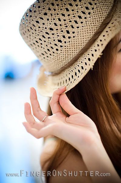 http://i575.photobucket.com/albums/ss200/shutterfingers/Model%20Photoshoot/Minna%20Hoong/c3310eb9.jpg?t=1286165951