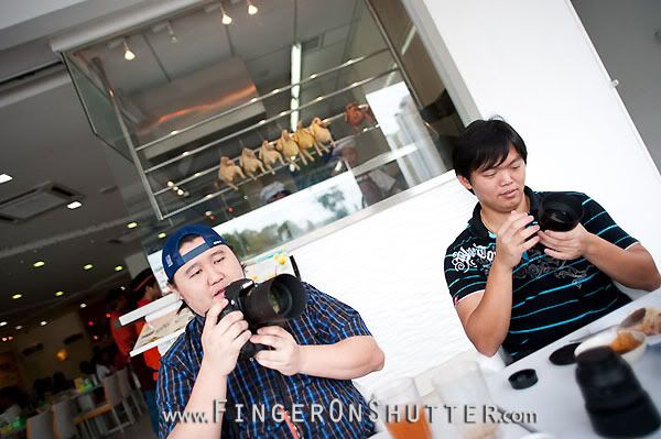 http://i575.photobucket.com/albums/ss200/shutterfingers/Model%20Photoshoot/Minna%20Hoong/ece7673e.jpg?t=1286164467