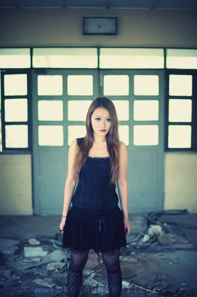 http://i575.photobucket.com/albums/ss200/shutterfingers/Model%20Photoshoot/Nicole%20Mok/Model%20Photos/4959dfb7.jpg?t=1276058055