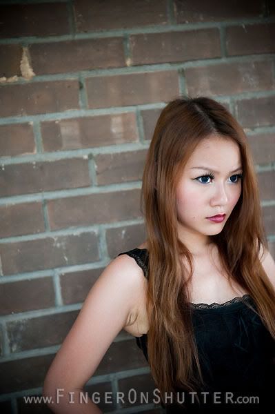 http://i575.photobucket.com/albums/ss200/shutterfingers/Model%20Photoshoot/Nicole%20Mok/Model%20Photos/5b49b44e.jpg?t=1276057896